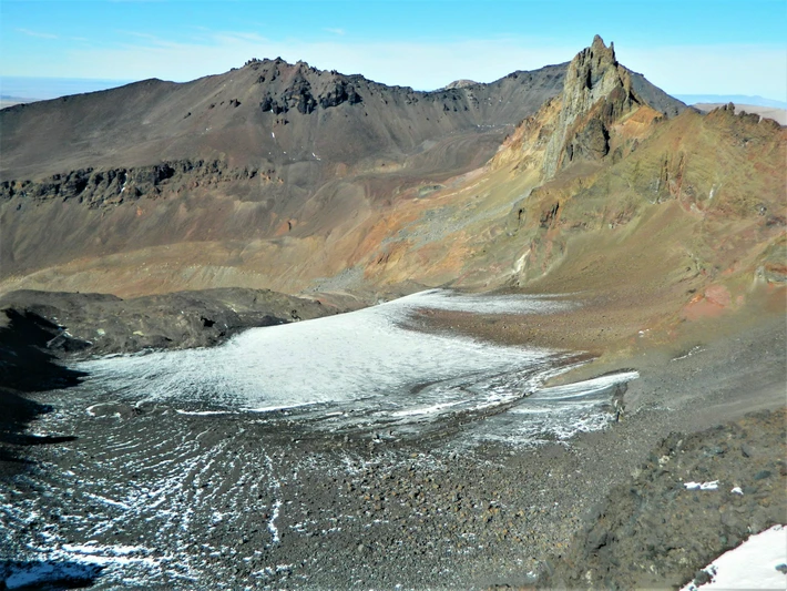 Llegó hasta la naciente del Glaciar Zeballos y registró los cambios en la masa de hielo