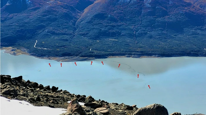 Mancha en el Lago Argentino: Parques afirmó que se trata de "compuestos orgánicos" arrastrados por deshielos