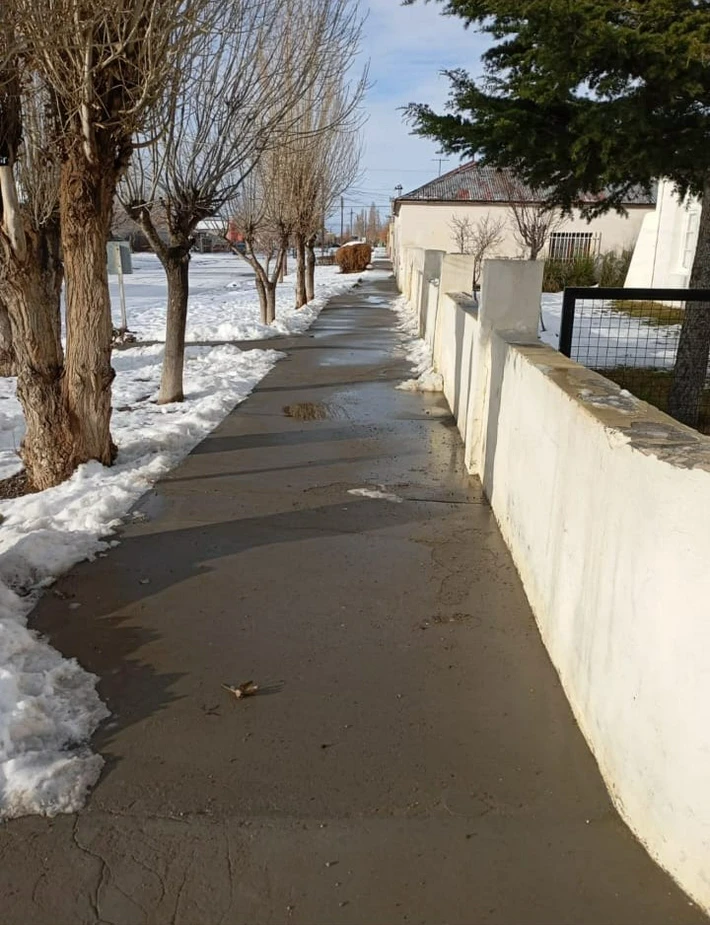 En Piedra Buena el municipio quita la nieve de calles y veredas frente a las escuelas