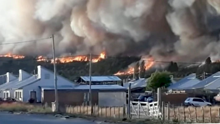 La comunidad de El Hoyo quedó rodeada por el fuego que ya consumió más de 1200 hectáreas, hay heridos y evacuados