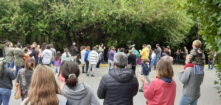 Por la vuelta a clases, padres protestan frente a la casa de Cristina en El Calafate