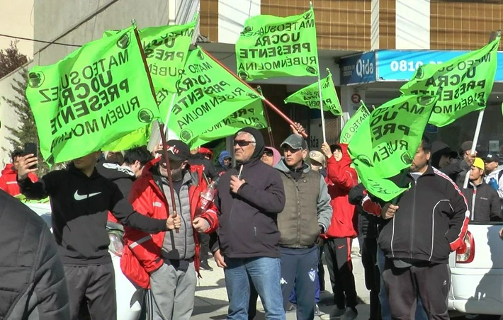 Trabajadores de las Represas reclaman por sus sueldos frente a la sede de la UTE