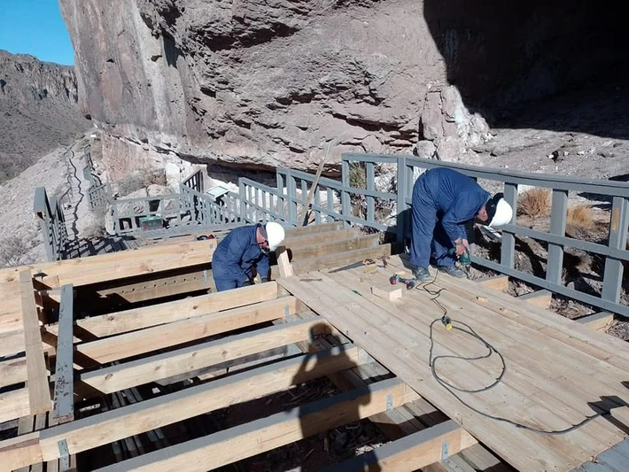 Cueva de las Manos: avanzan las tareas de reconstrucción de las pasarelas