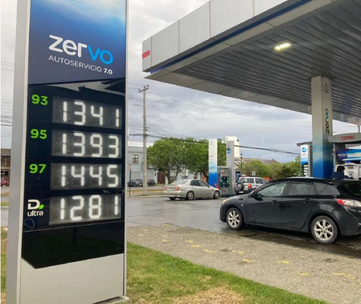 Punta Arenas: para los argentinos la gasolina sigue siendo un artículo de lujo