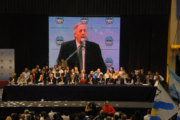 El caso Sosa: el día que Néstor Kirchner hizo su puesta en escena con los gobernadores peronistas