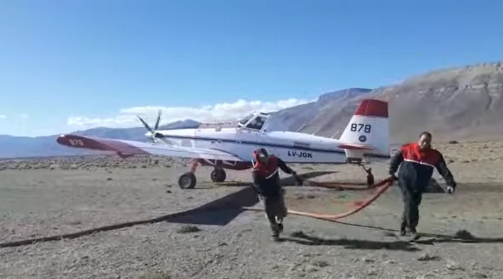 El avión hidrante en plena faena: ya realizó cinco disparos de agua sobre el foco del incendio en Vuelta al Huemul