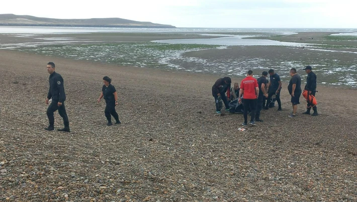 Un joven falleció ahogado y otro desapareció, mientras auxiliaban a un niño que estaba siendo arrastrado por la marea