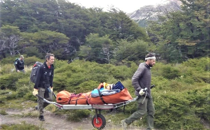 Una turista uruguaya sufrió un accidente en un sendero cerca de Laguna de los Tres, y tuvo que ser evacuada