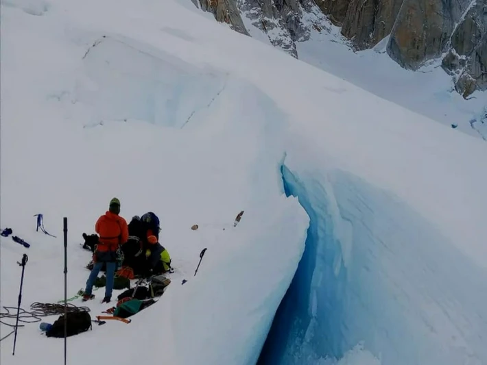 Rescataron a tres escaladores que habían caído en una grieta en el glaciar del Mojón Rojo