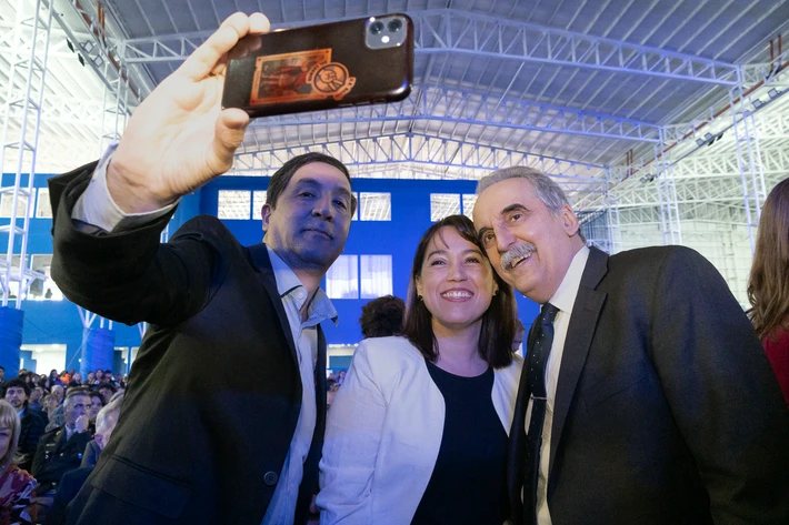 De selfie: la presidenta del Tribunal Superior junto al intendente Grasso y Guillermo Moreno