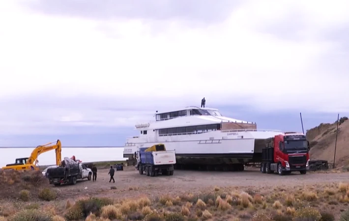 Punta Quilla: arribó un nuevo barco para navegación en el Lago Argentino