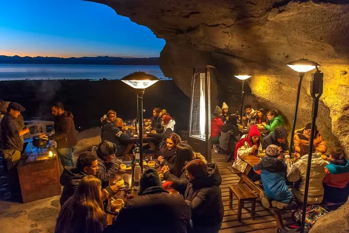 Sorpresa gastronómica en una caverna milenaria relevada por el perito Moreno