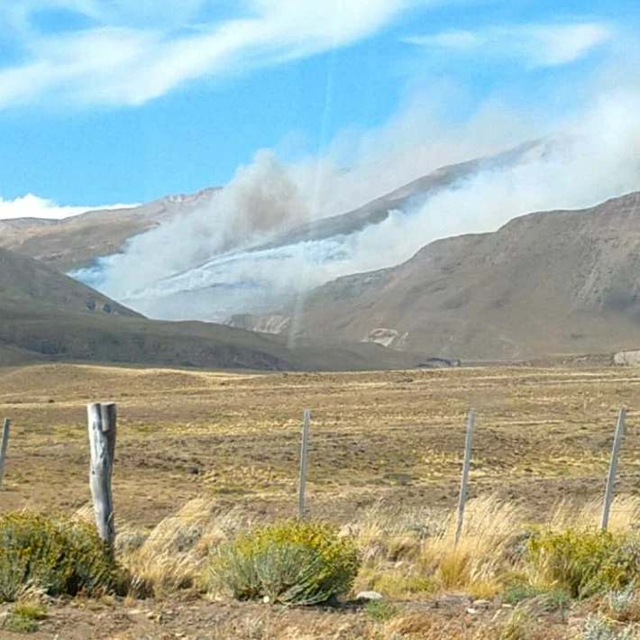 El Chaltén: continúa el incendio forestal y personal del Consejo Agrario intenta llegar hasta el lugar