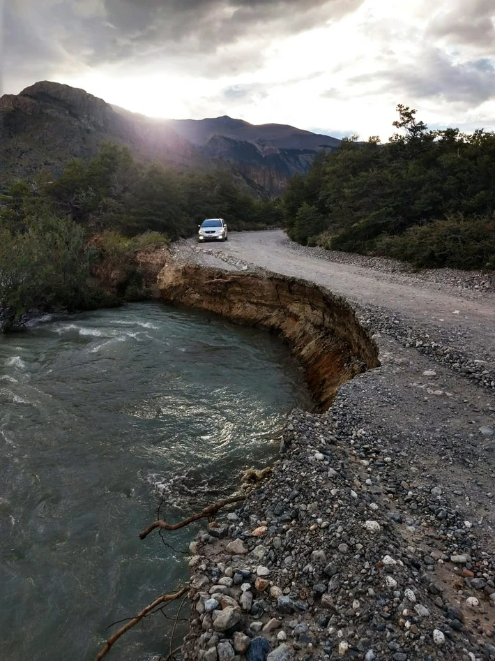 La ruta al Lago del Desierto está cortada por el impacto de las crecientes