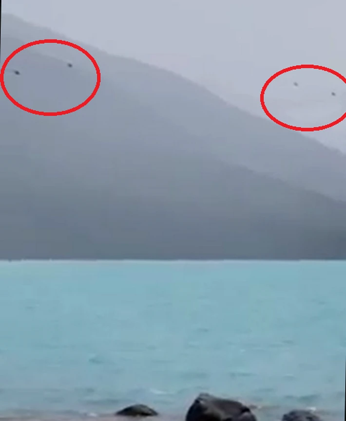 Captan el momento en que cuatro helicópteros sobrevuelan el glaciar Perito Moreno