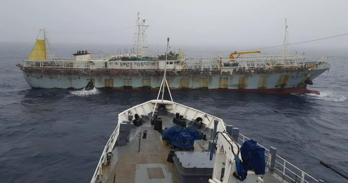 Ante el pronóstico de fuertes tormentas, 259 buques chinos se refugiarán en la Zona Económica Exclusiva