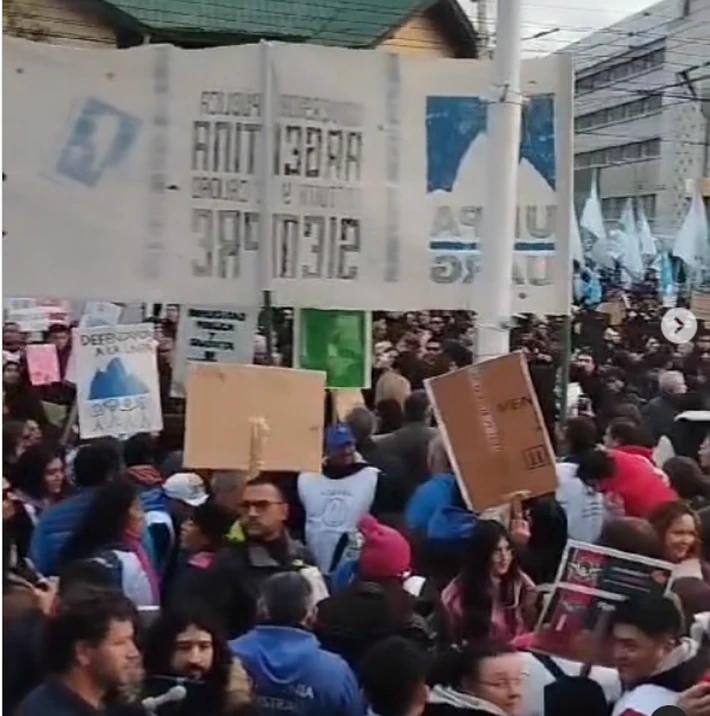 Río Gallegos se sumó a la marcha en contra del recorte presupuestario a las universidades